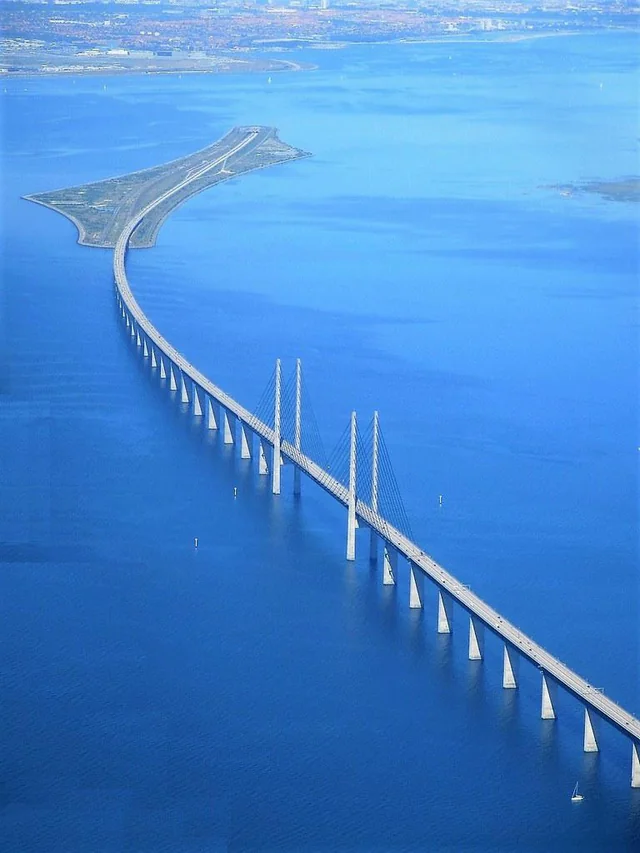 Cầu Øresund có nửa cầu – nửa hầm ngầm, hỗ trợ xe ô tô và cả xe lửa (gồm 2 tầng) Cầu Øresund có nửa cầu – nửa hầm ngầm, hỗ trợ xe ô tô và cả xe lửa (gồm 2 tầng)