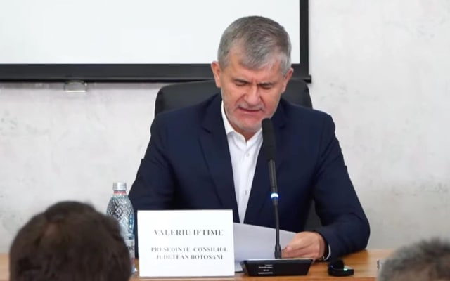 Valeriu Iftime la masa de ședință a Consiliului Județean Botoșani