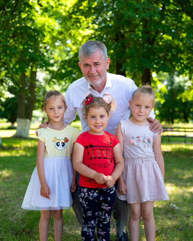 Valeriu Iftime alături de trei fetițe, într-un parc