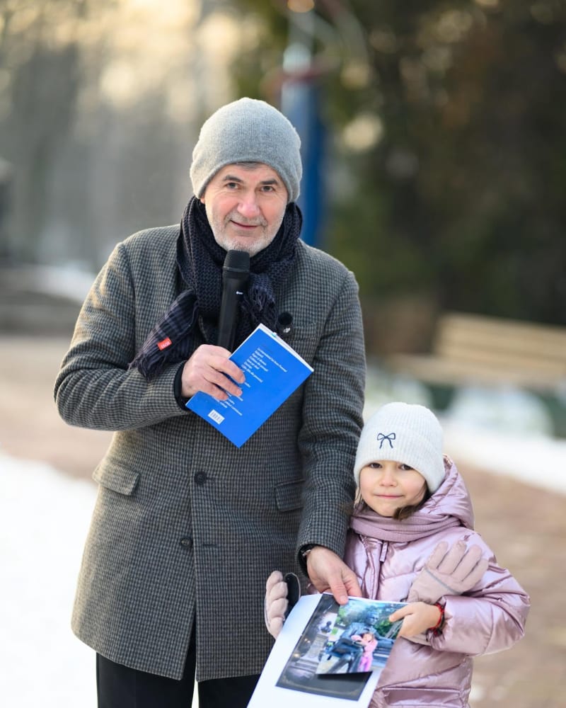 Valeriu Iftime alături de o fetiță, la un eveniment de iarnă în parc