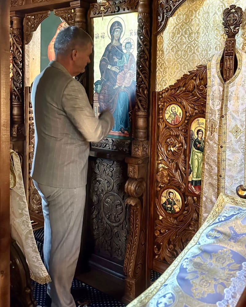 Valeriu Iftime într-o biserică