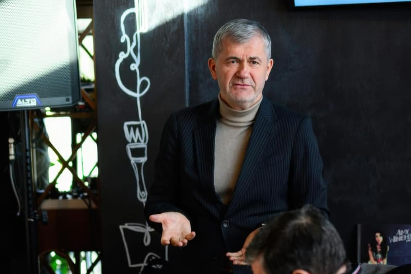 Valeriu Iftime vorbind în picioare, la o dezbatere