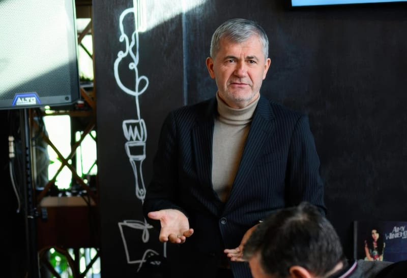 Valeriu Iftime vorbind în picioare, la o dezbatere