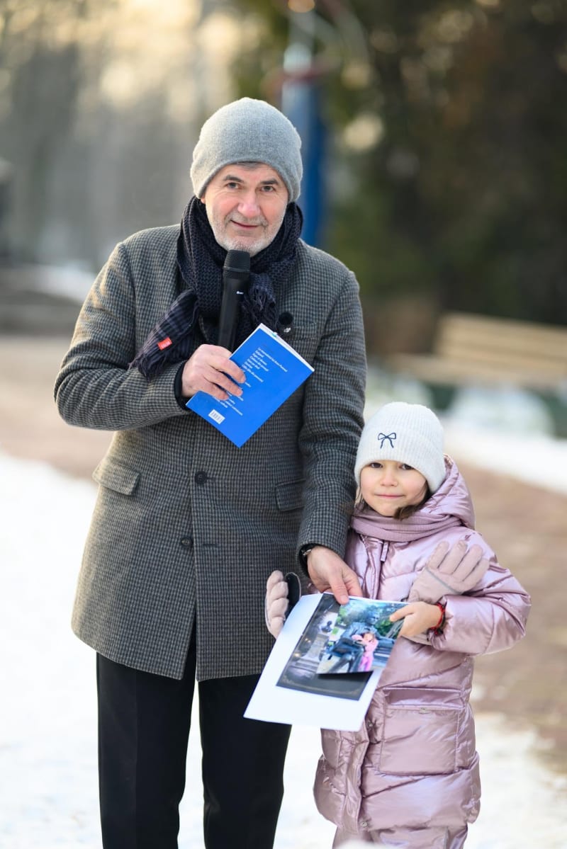 Valeriu Iftime alături de o fetiță, la un eveniment de iarnă în parc
