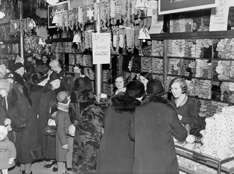 Stemningsbillede fra juletiden 1931 i magasin