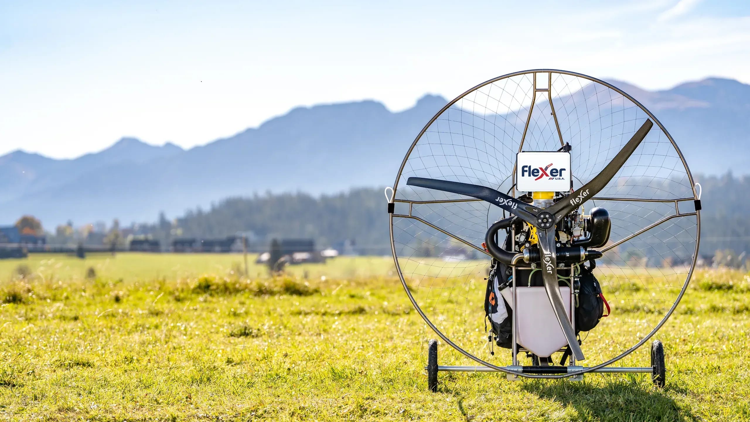 Paramotor with a FleXer carbon propeller on an alpine meadow
