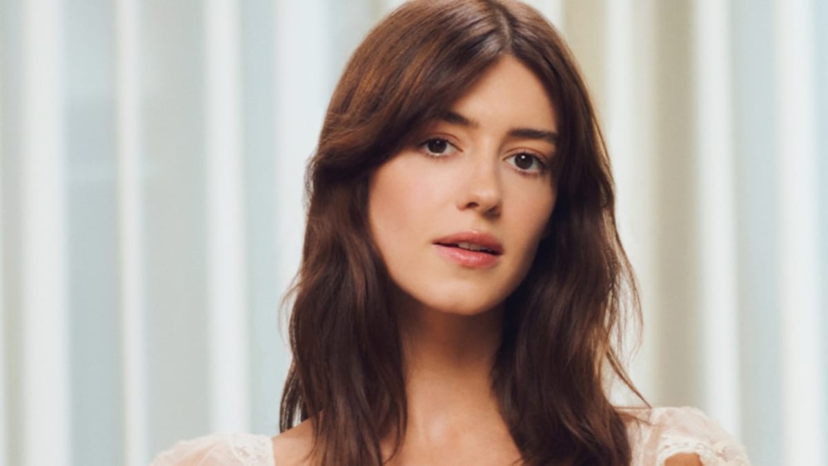 The Art of the Ethereal Glow: Jo Baker on Decoding Daisy Edgar-Jones' Romantic Beauty Aesthetic