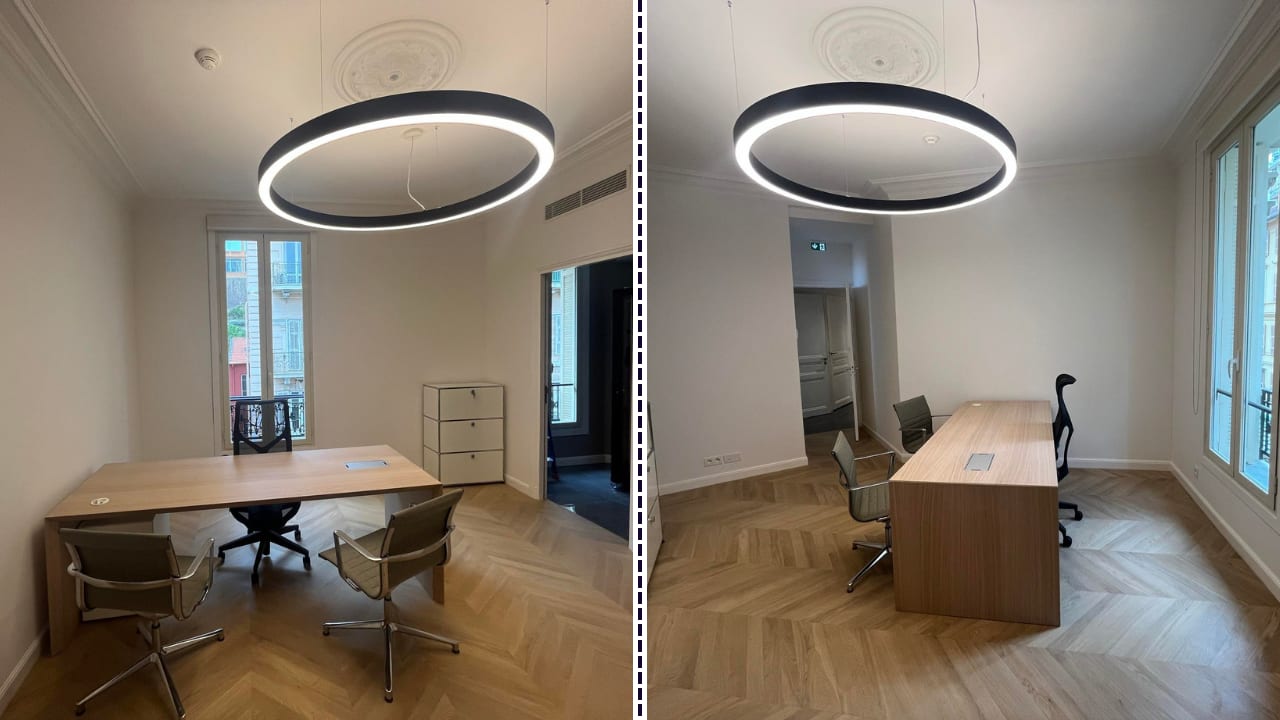Espace de direction avec parquet chêne vieilli et luminaire circulaire design