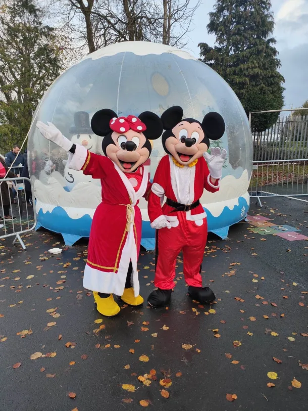 Mickie And Minnie Claus Mascots