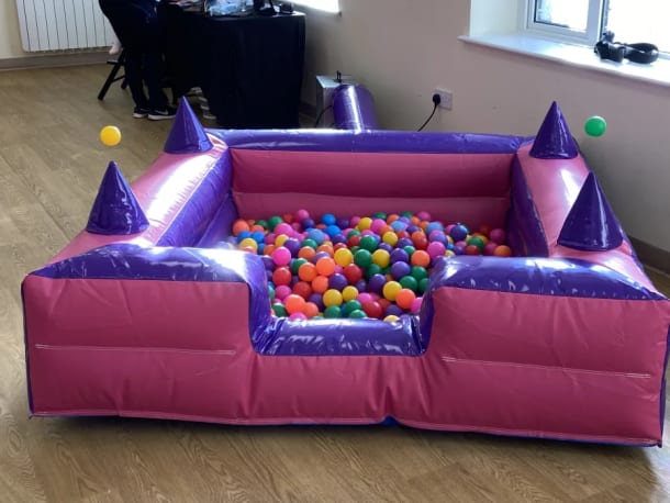 6ft X 6ft Pink Ball Pool With Air Jugglers