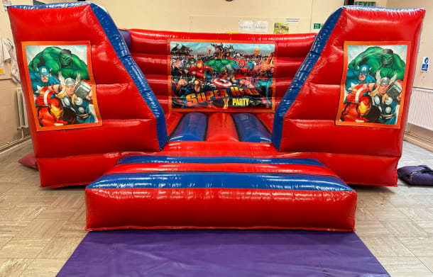 15ft X 12ft Blue And Red Box Indoor Castle -super Heros Theme