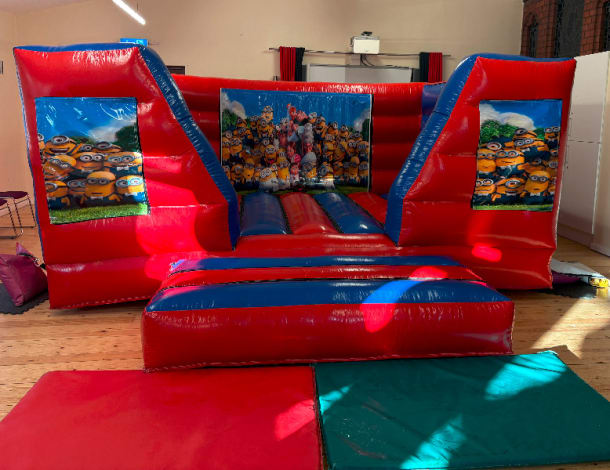 15ft X 12ft Blue And Red Box Indoor Castle - Minions Theme