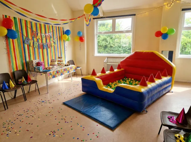 Blue Yellow Red Ball Pool With Air Jugglers