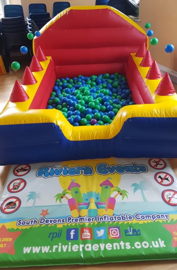 Blue Yellow Red Ball Pool With Air Jugglers