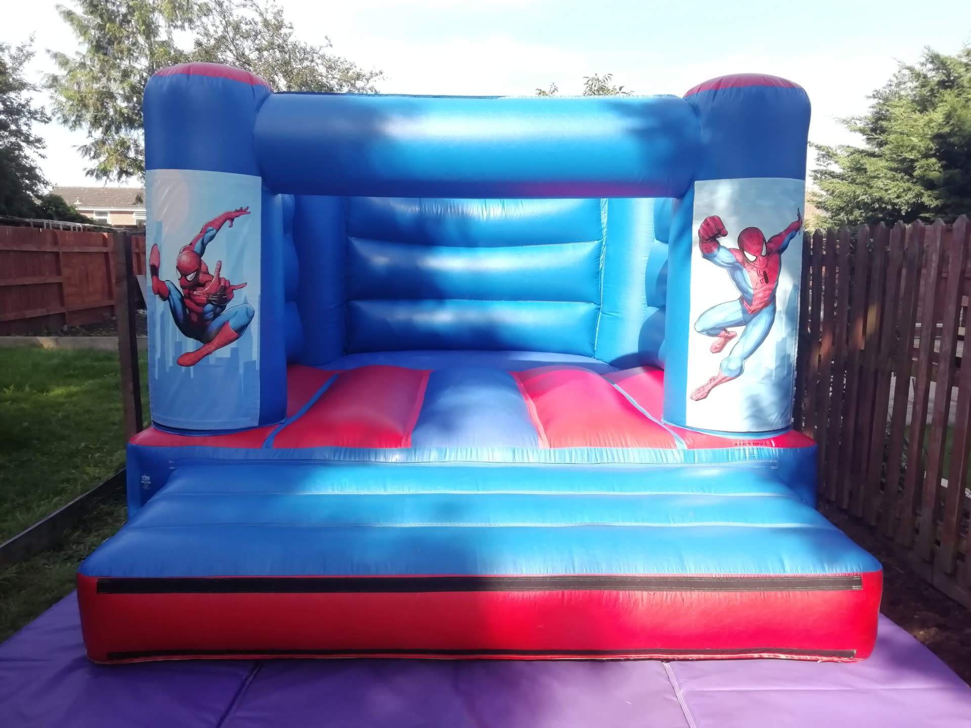 TOTS HEROES BOUNCY CASTLE