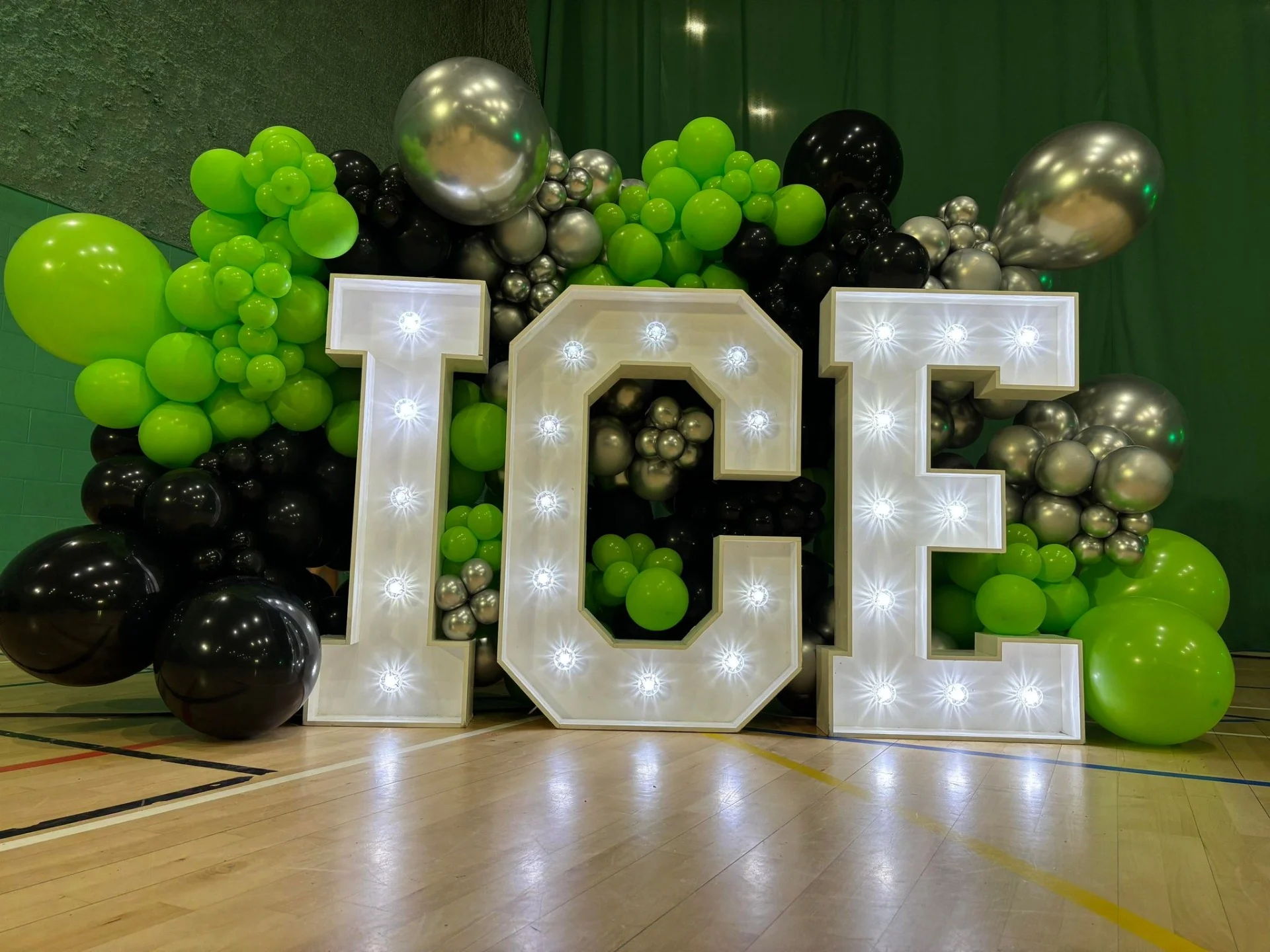 Led letters and balloons for a corporate event (ice)