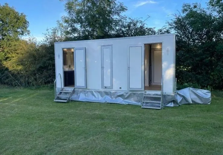 luxury emergency toilet hire