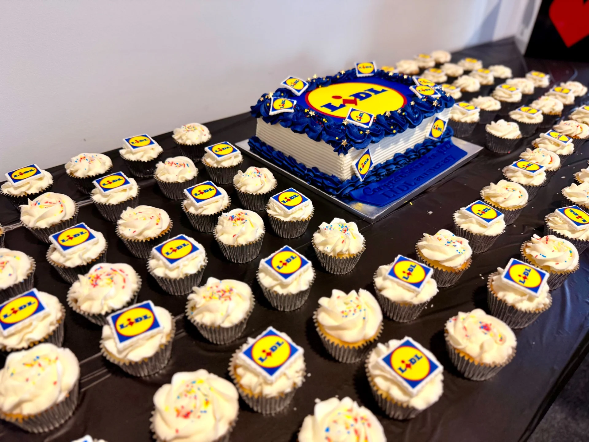 cake dunstable luton Bedfordshire Leighton buzzard houghton regis bedfordshire cakes cupcakes Harpenden St Albans rebourn corporate lidl