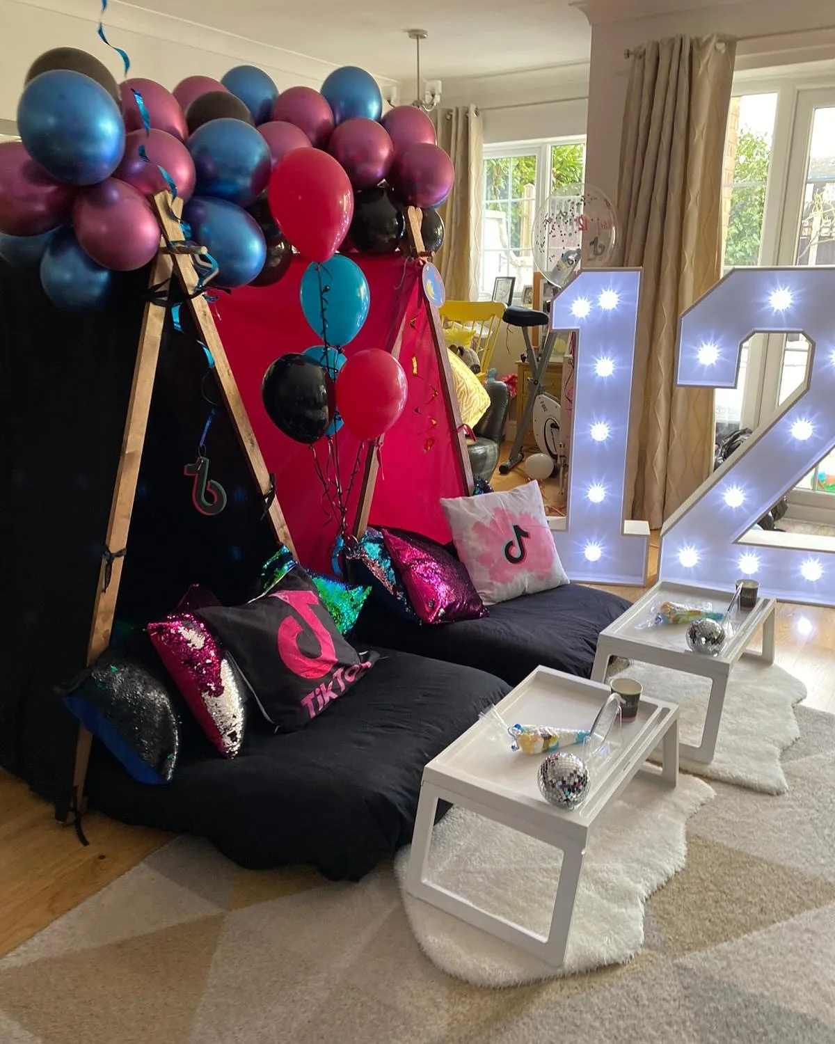 Bromley children's party tents and balloon decor