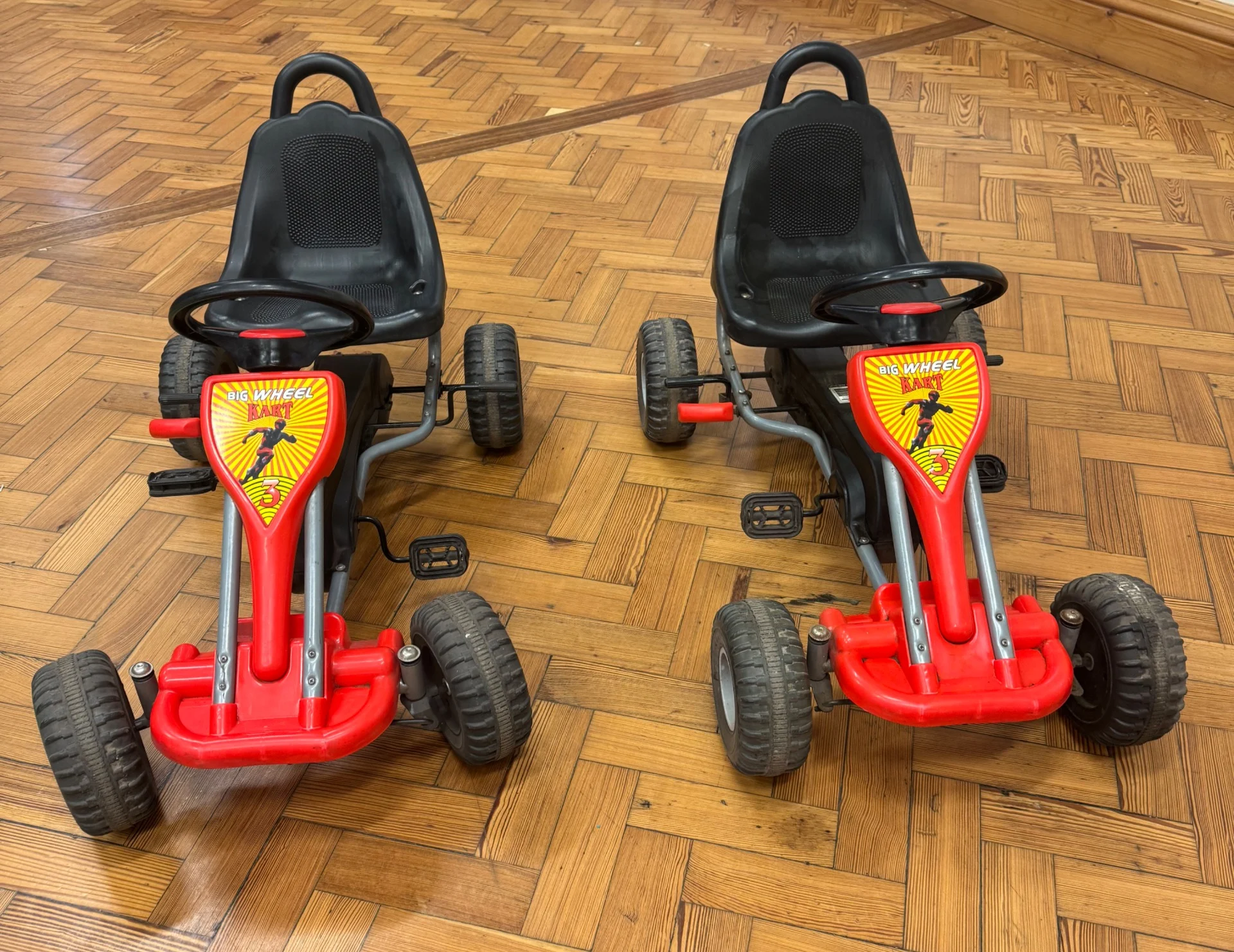 Title: Fun-Filled Afternoon at Kaaiplein Hamme: Bouncy Castles, Go-Karts, Badminton, Skating & More for Kids