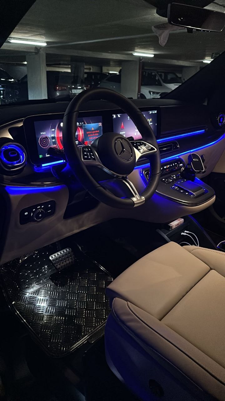 Mercedes V-Class tour image 2