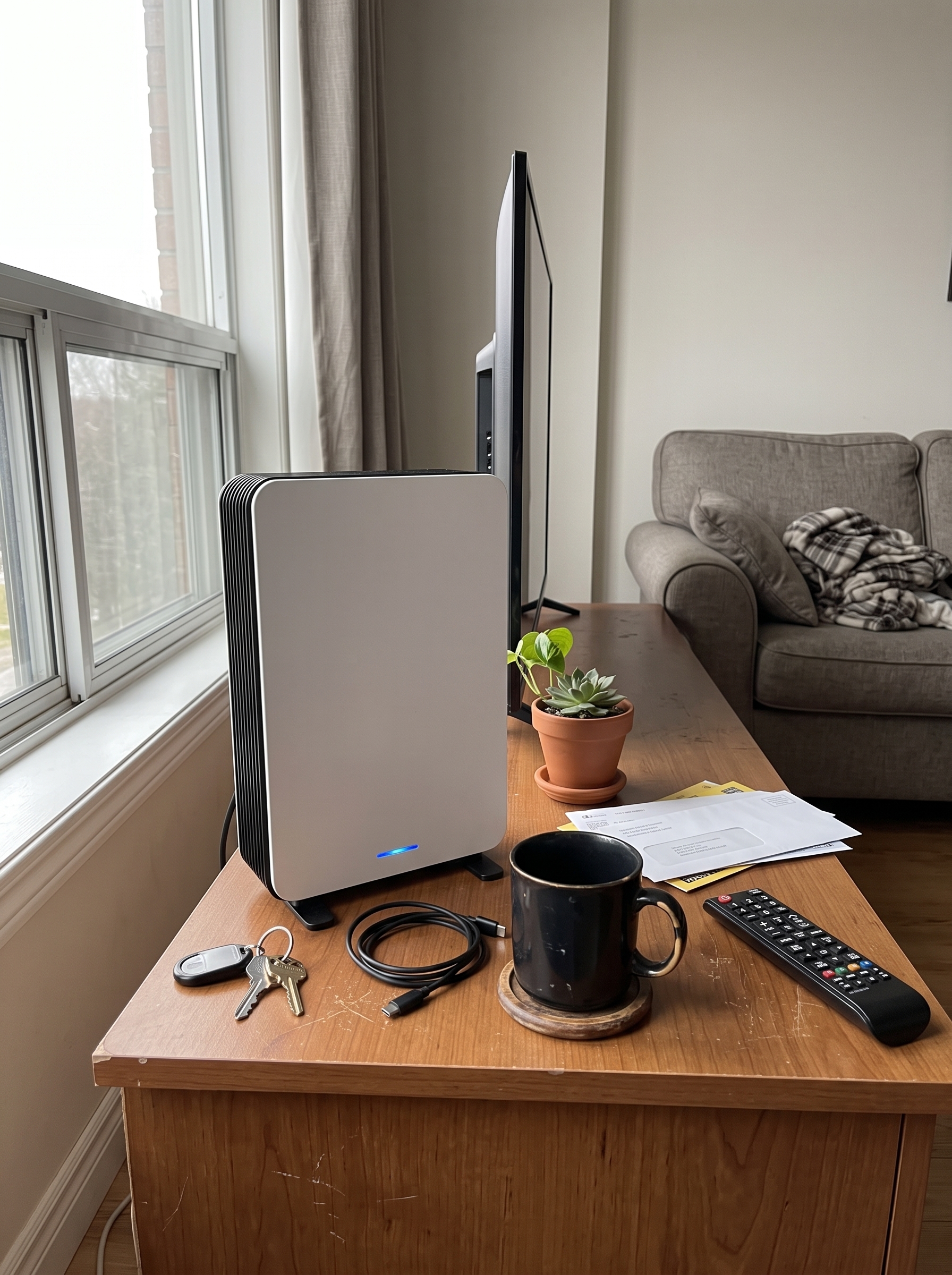Modem 5G Plus installé dans un salon près d’une fenêtre et d’un téléviseur