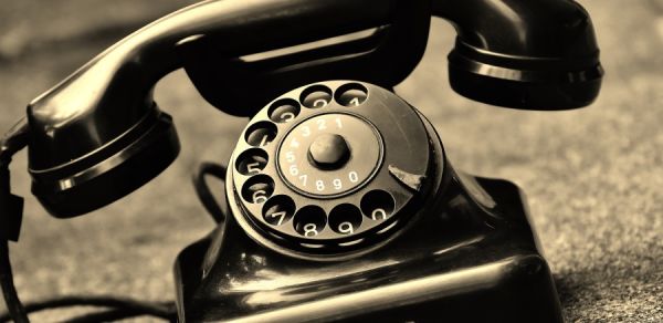 A black vintage rotary dial phone