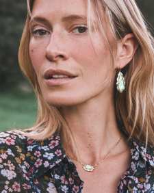 Elisa Scallop Frame Gold Short Pendant Necklace