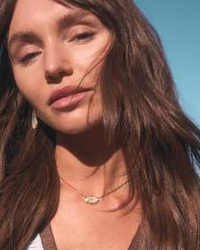 Elisa Scallop Frame Gold Short Pendant Necklace