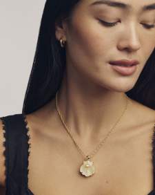 Lucia Shell Gold Short Pendant Necklace