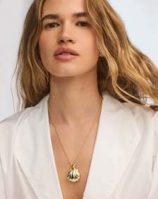 Lucia Shell Gold Short Pendant Necklace