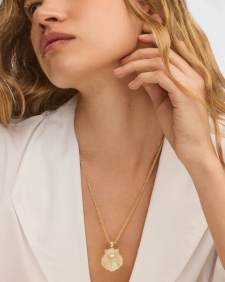 Lucia Shell Gold Short Pendant Necklace