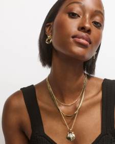 Lucia Shell Gold Short Pendant Necklace
