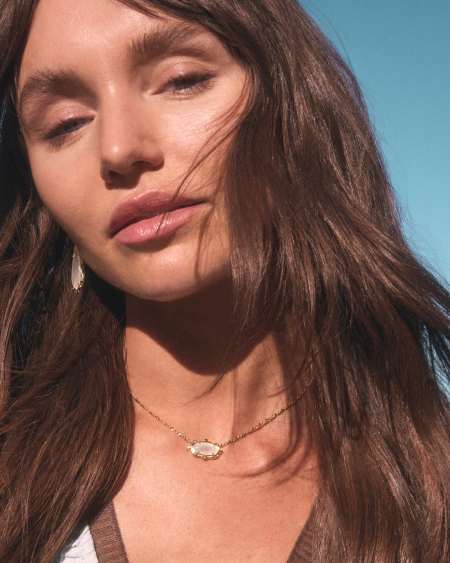 Elisa Scallop Frame Gold Short Pendant Necklace