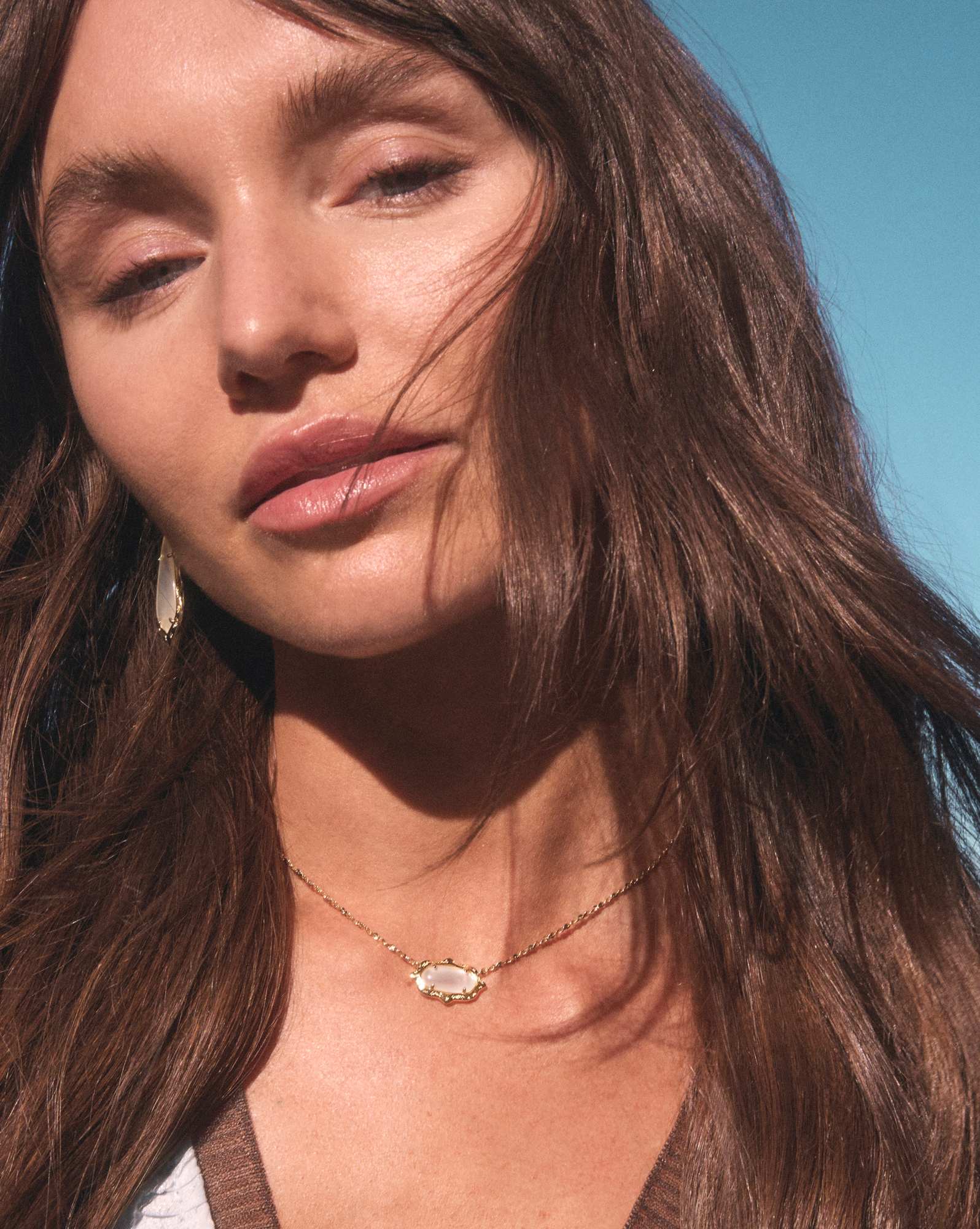 Elisa Scallop Frame Gold Short Pendant Necklace