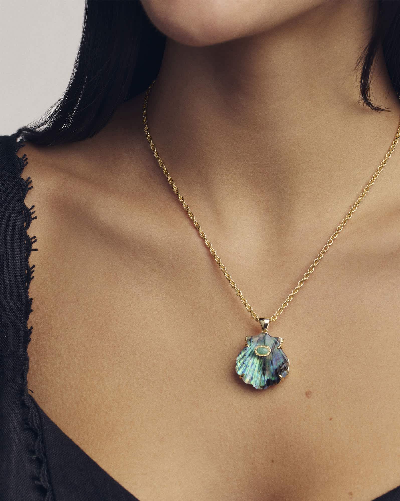 Lucia Shell Gold Short Pendant Necklace