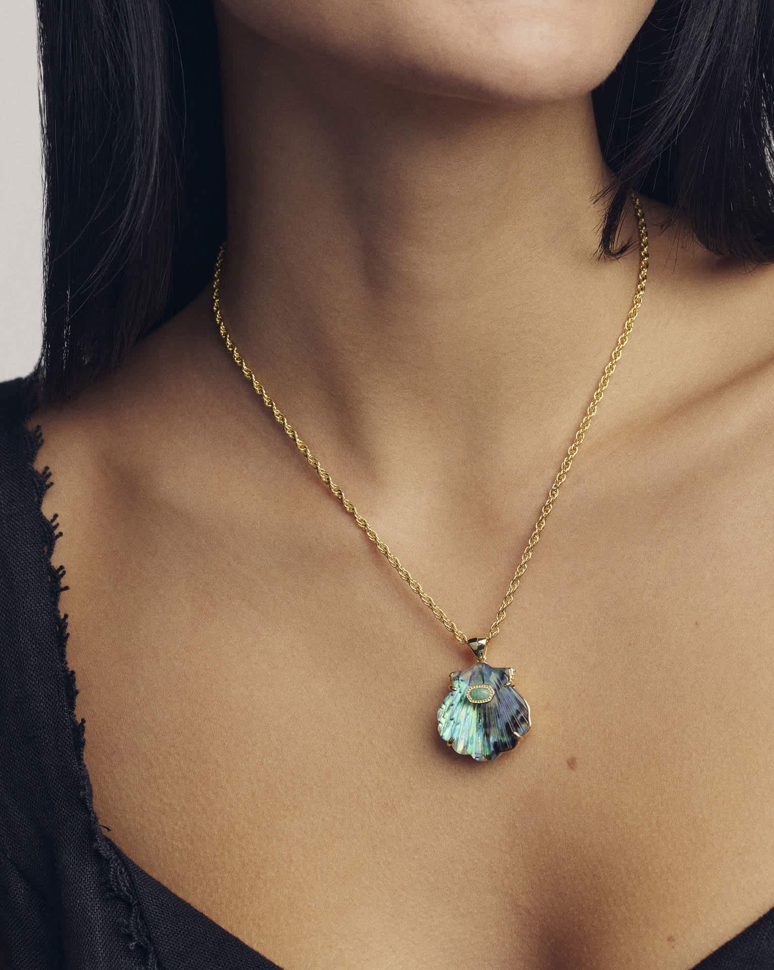 Lucia Shell Gold Short Pendant Necklace