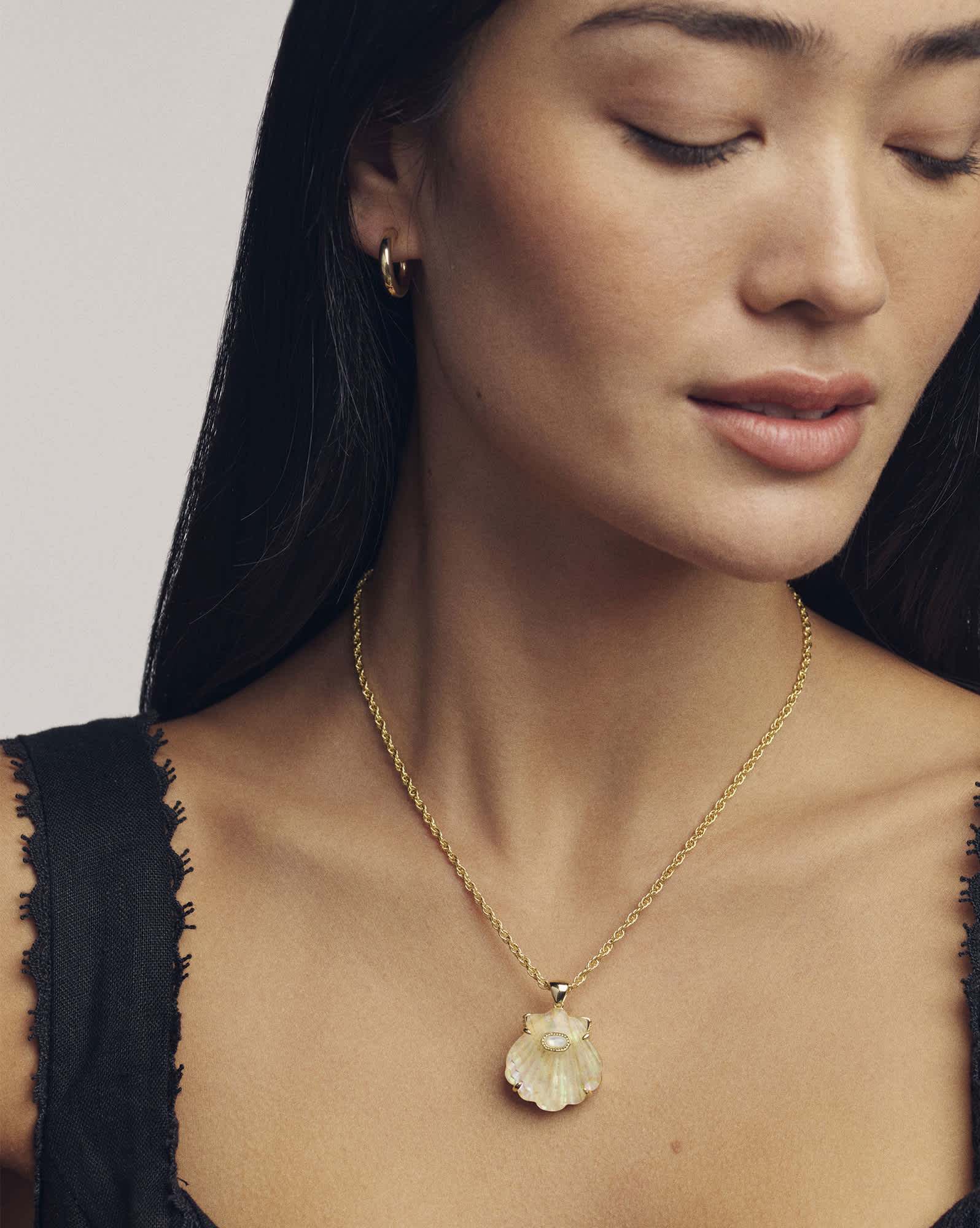 Lucia Shell Gold Short Pendant Necklace