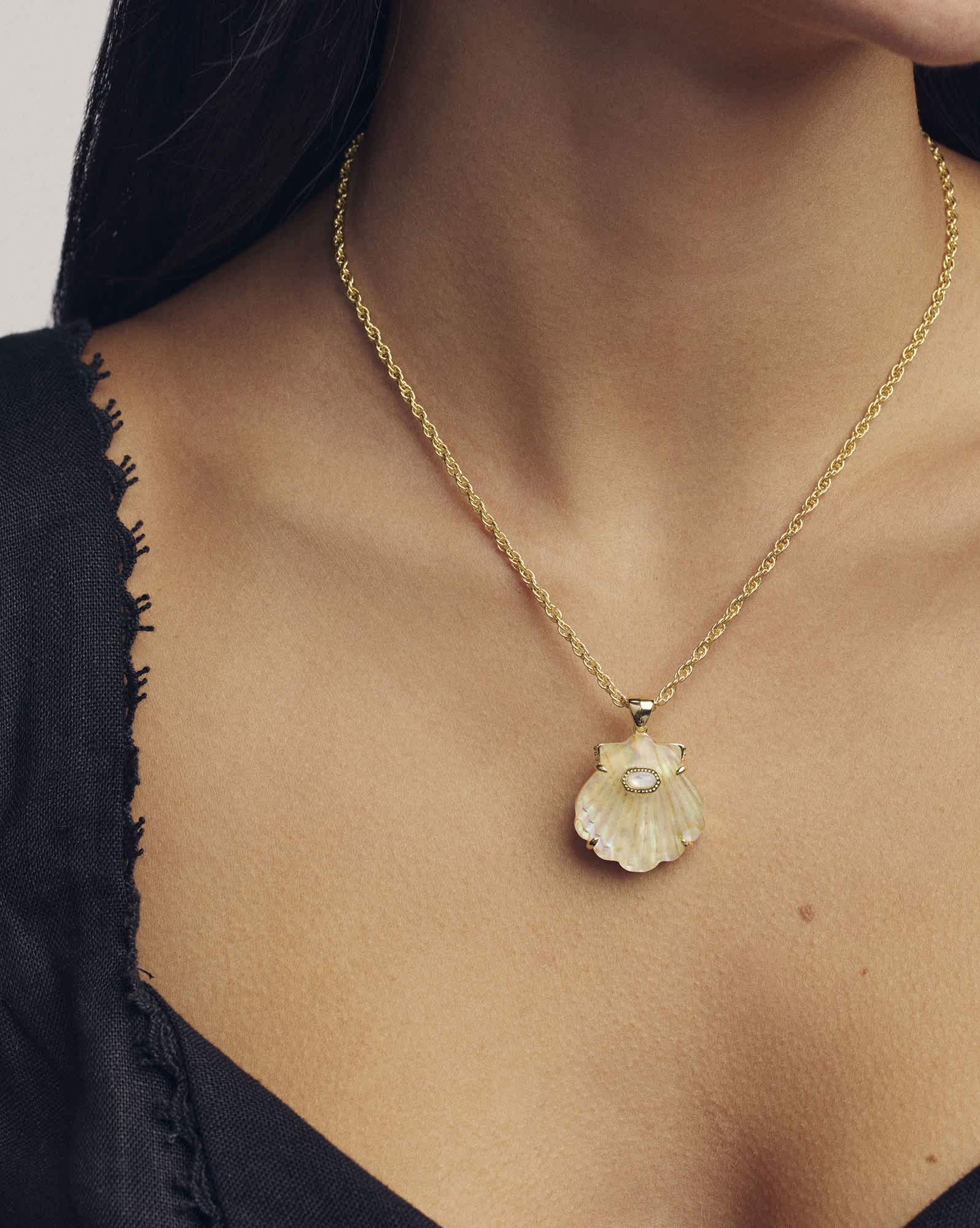 Lucia Shell Gold Short Pendant Necklace