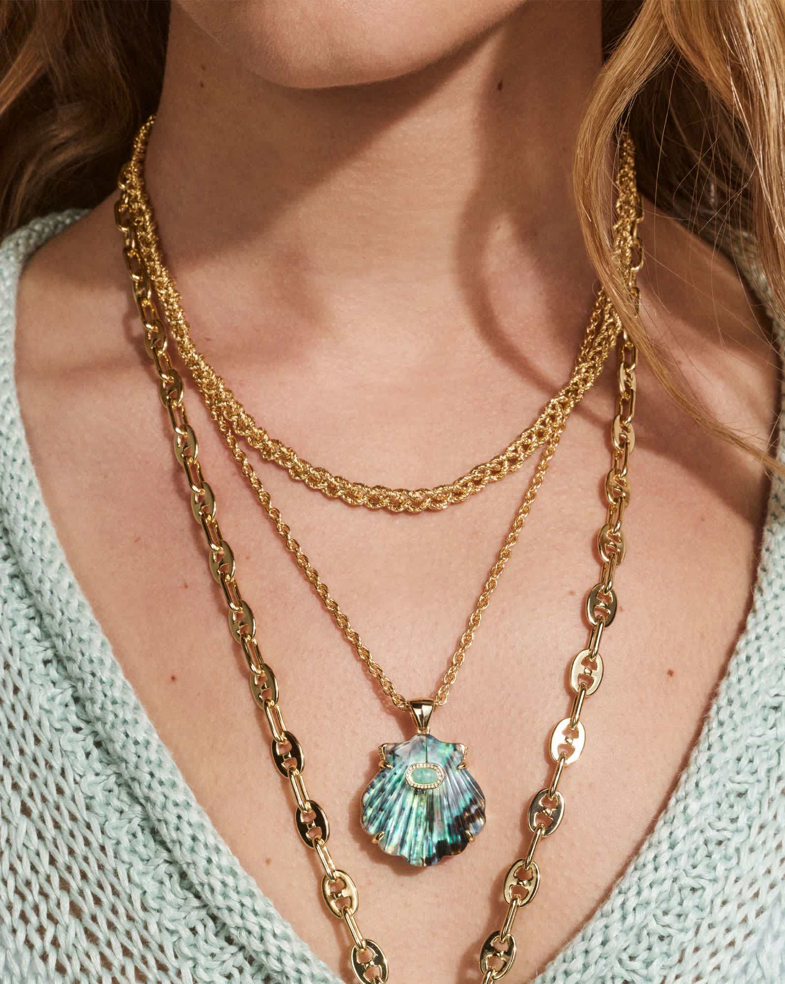 Lucia Shell Gold Short Pendant Necklace