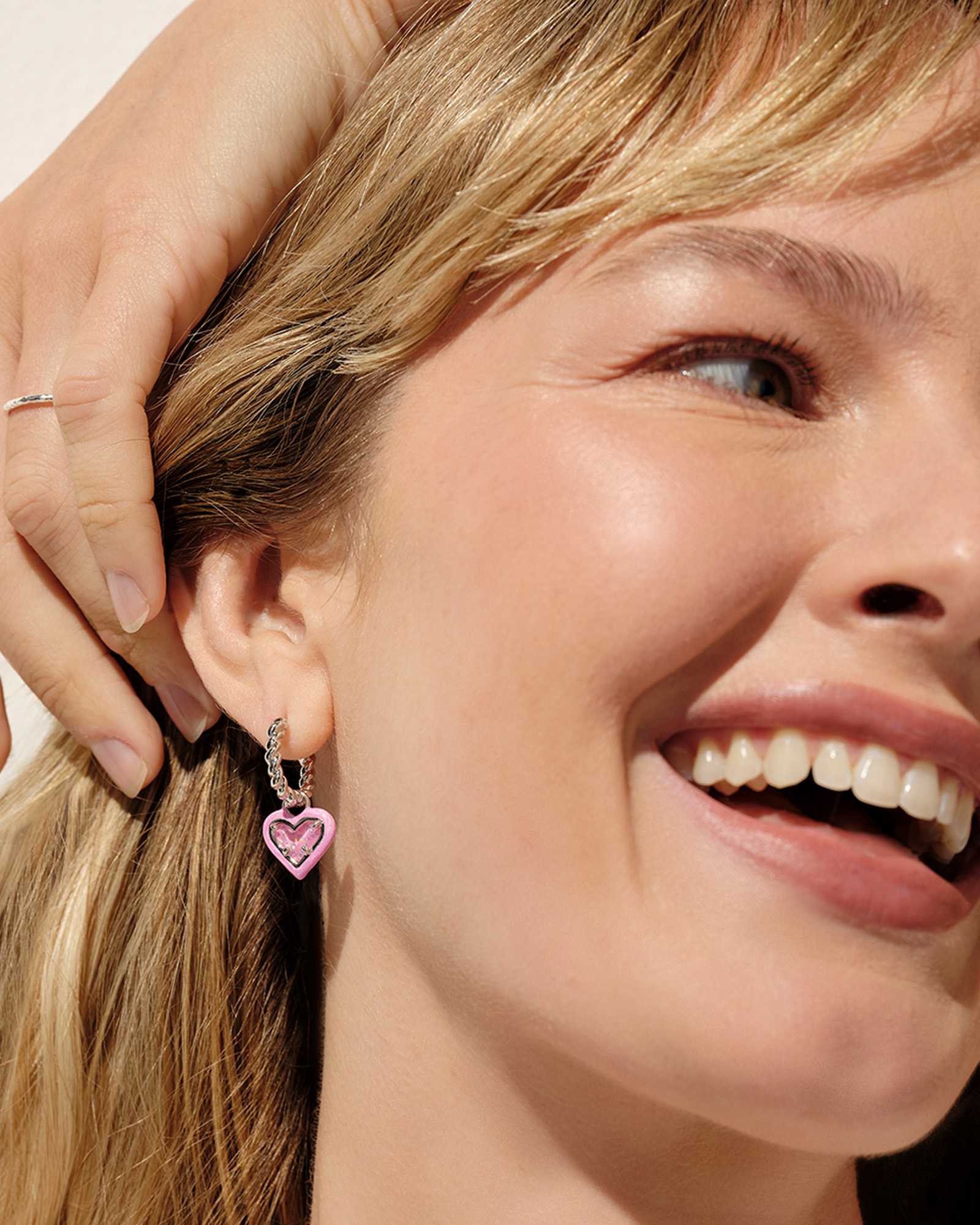 Kendra-Scott-Ari-Heart-Enamel-Frame-Huggie-Earrings-Pink-Iridescent-Glitter-Glass-Rhodium-01