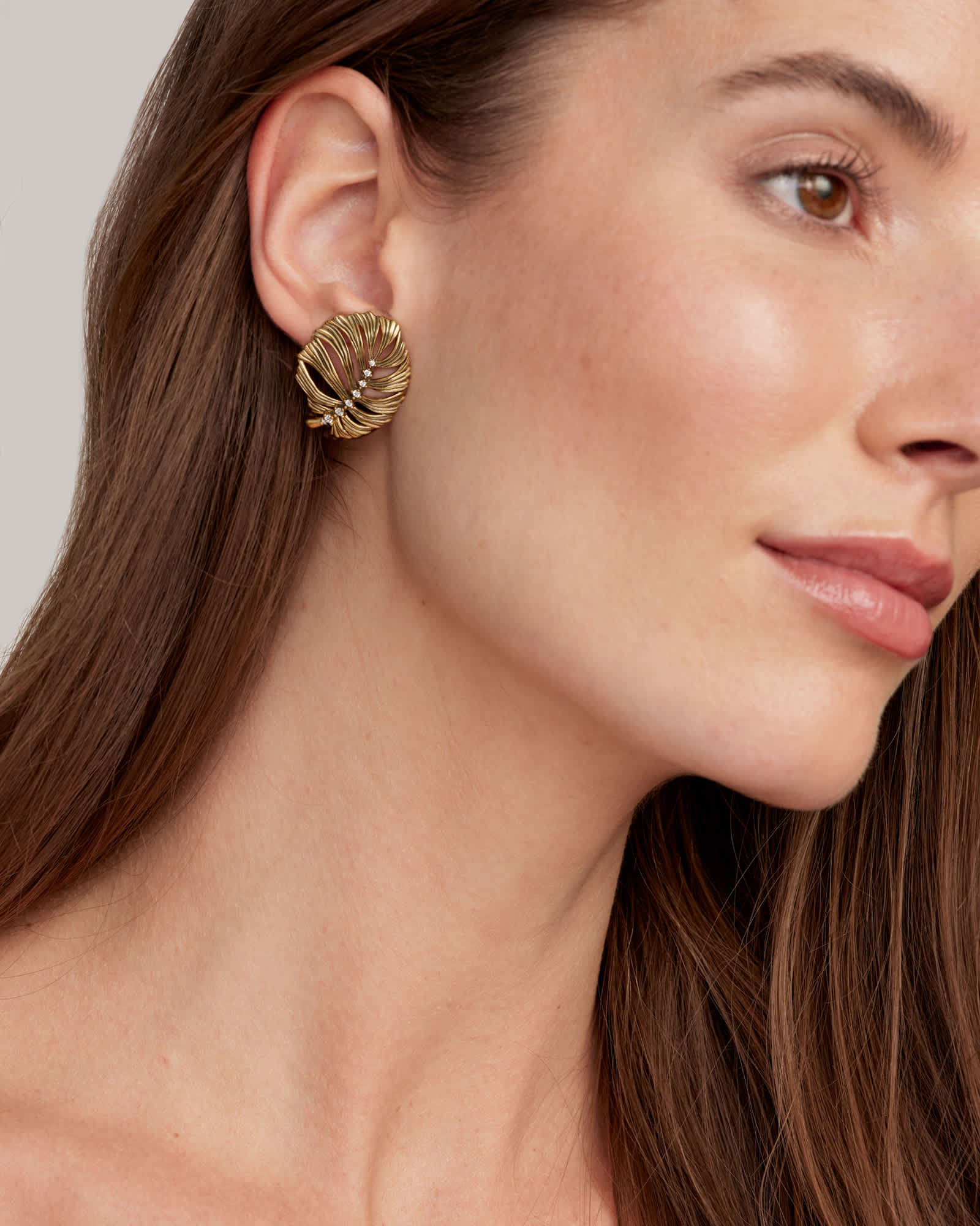 Kendra-Scott-Kayla-Statement-Earring-White-Crystal-Vintage-Gold-00