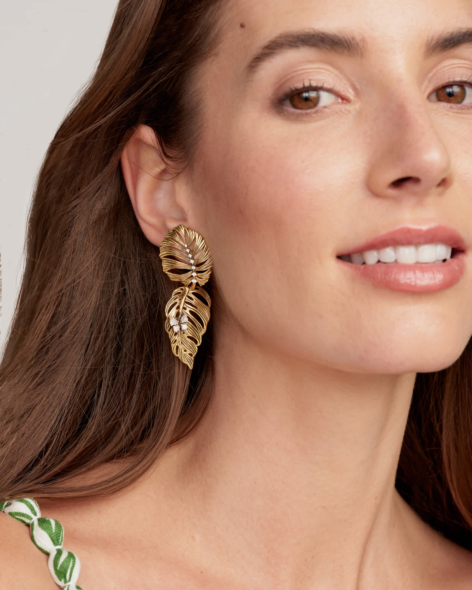 Kendra-Scott-Kayla-Statement-Earring-White-Crystal-Vintage-Gold-02