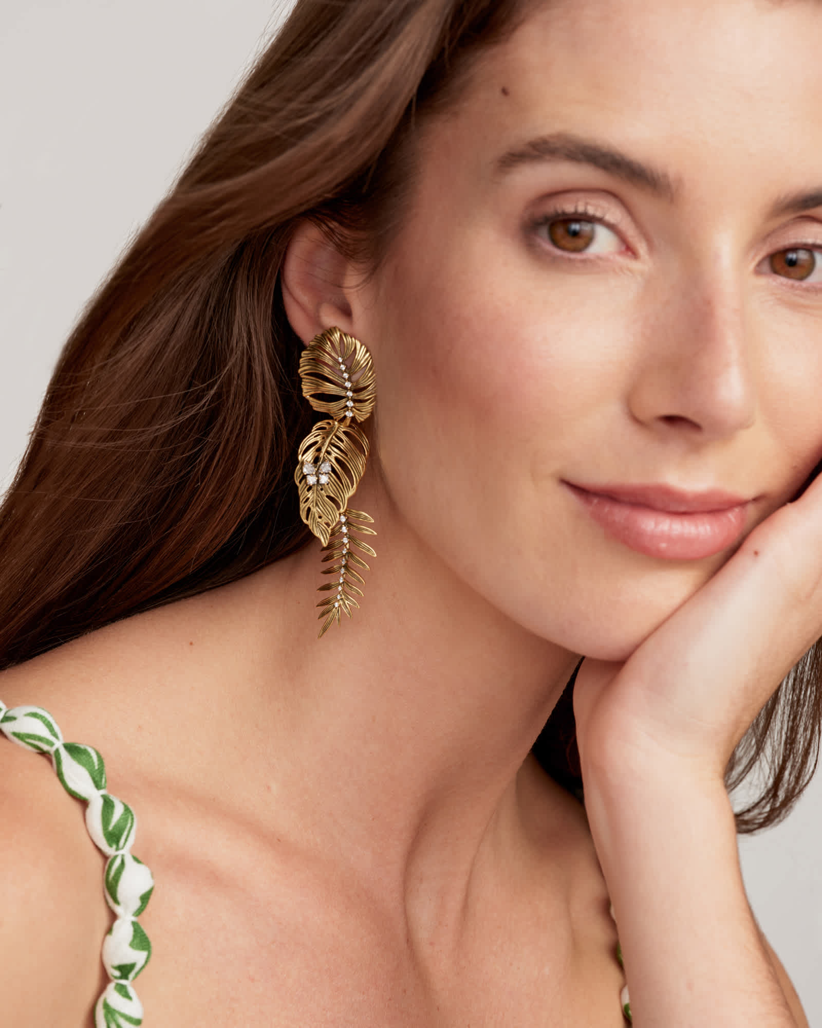 Kendra-Scott-Kayla-Statement-Earring-White-Crystal-Vintage-Gold-03
