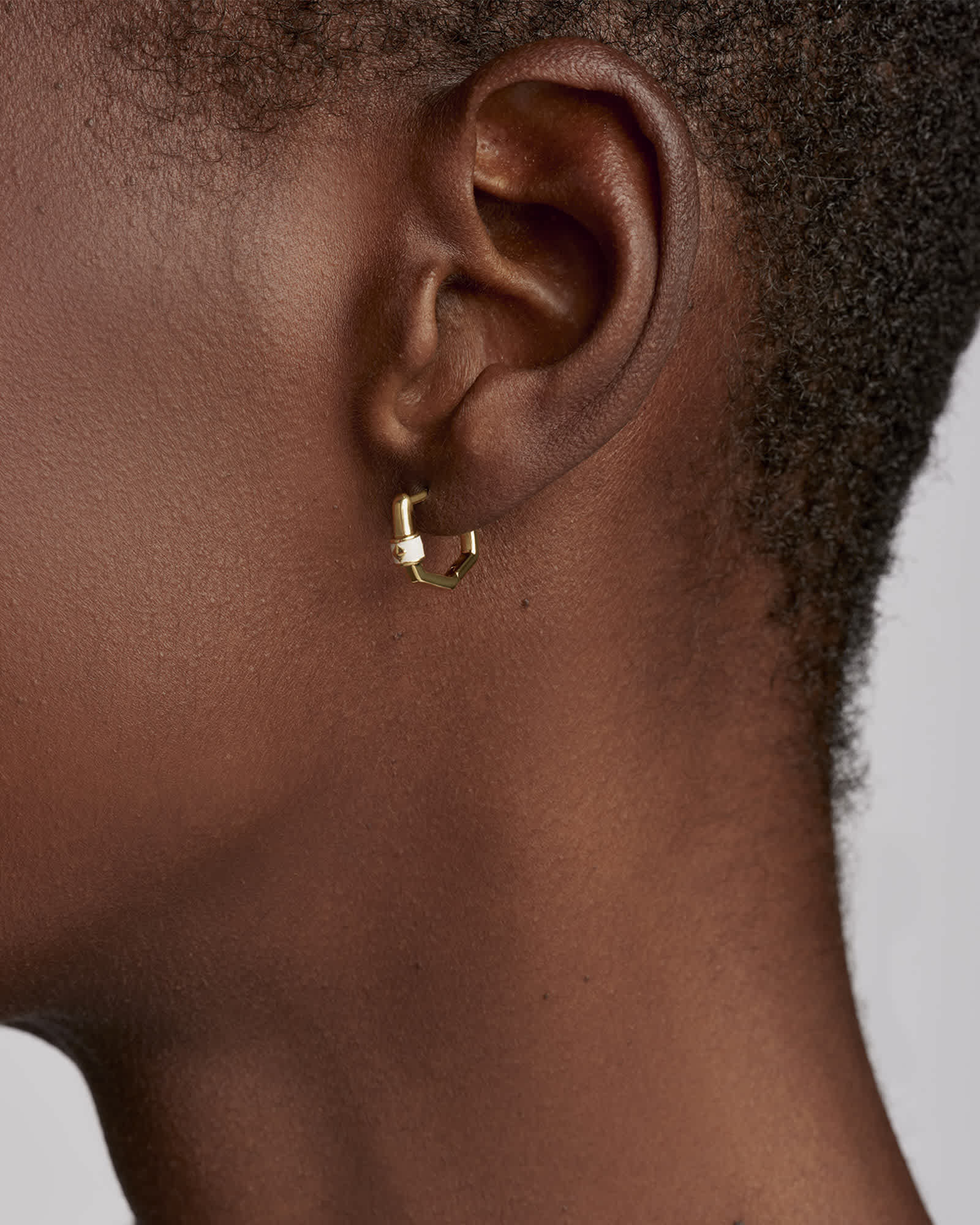 Kendra-Scott-Davie-Enamel-Huggie-Earring-Star-White-Opaque-Enamel-Gold-00