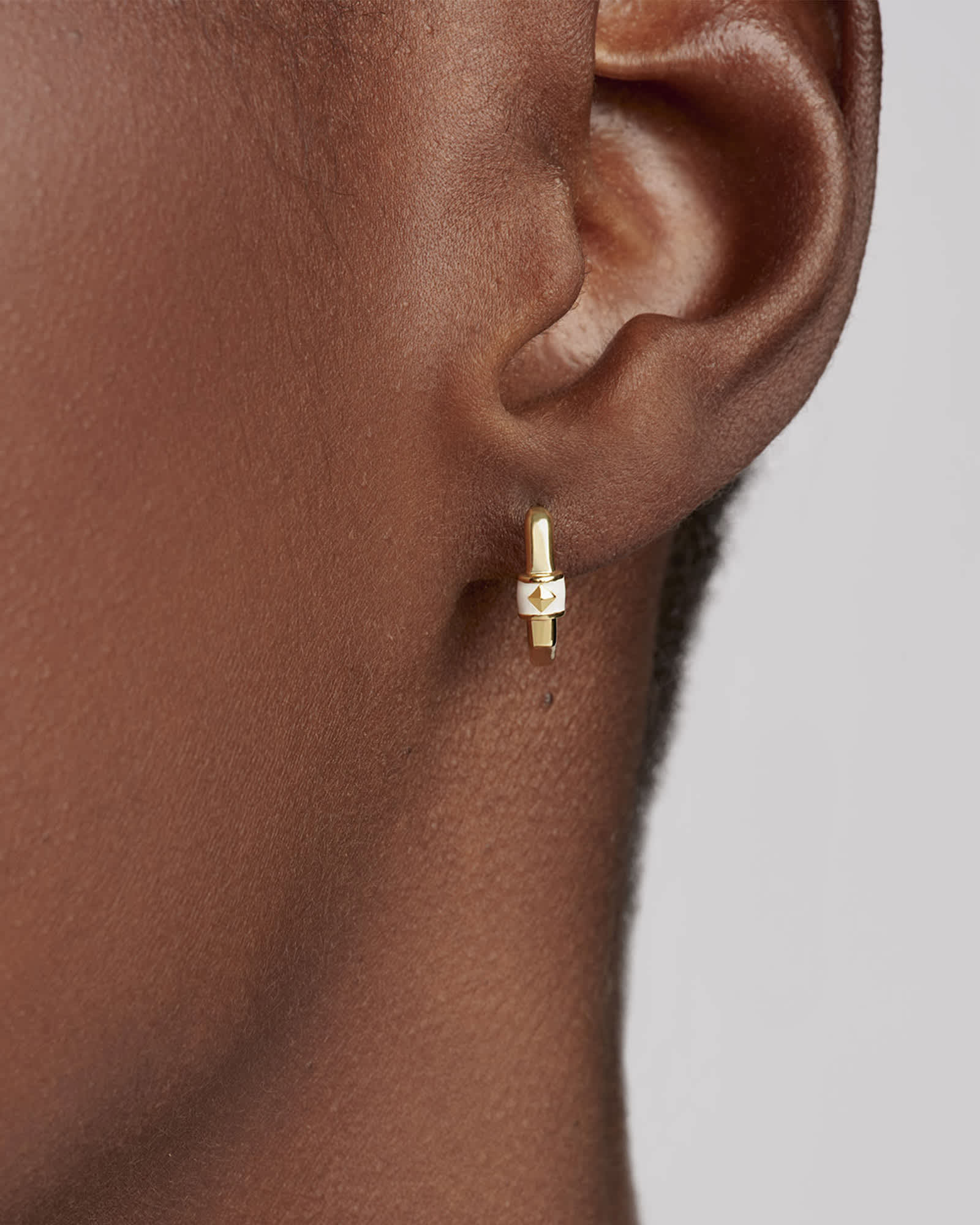 Kendra-Scott-Davie-Enamel-Huggie-Earring-Star-White-Opaque-Enamel-Gold-01
