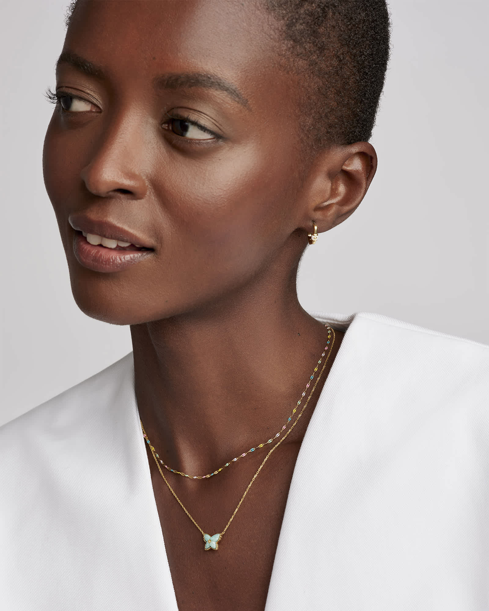 Kendra-Scott-Davie-Enamel-Huggie-Earring-Star-White-Opaque-Enamel-Gold-02