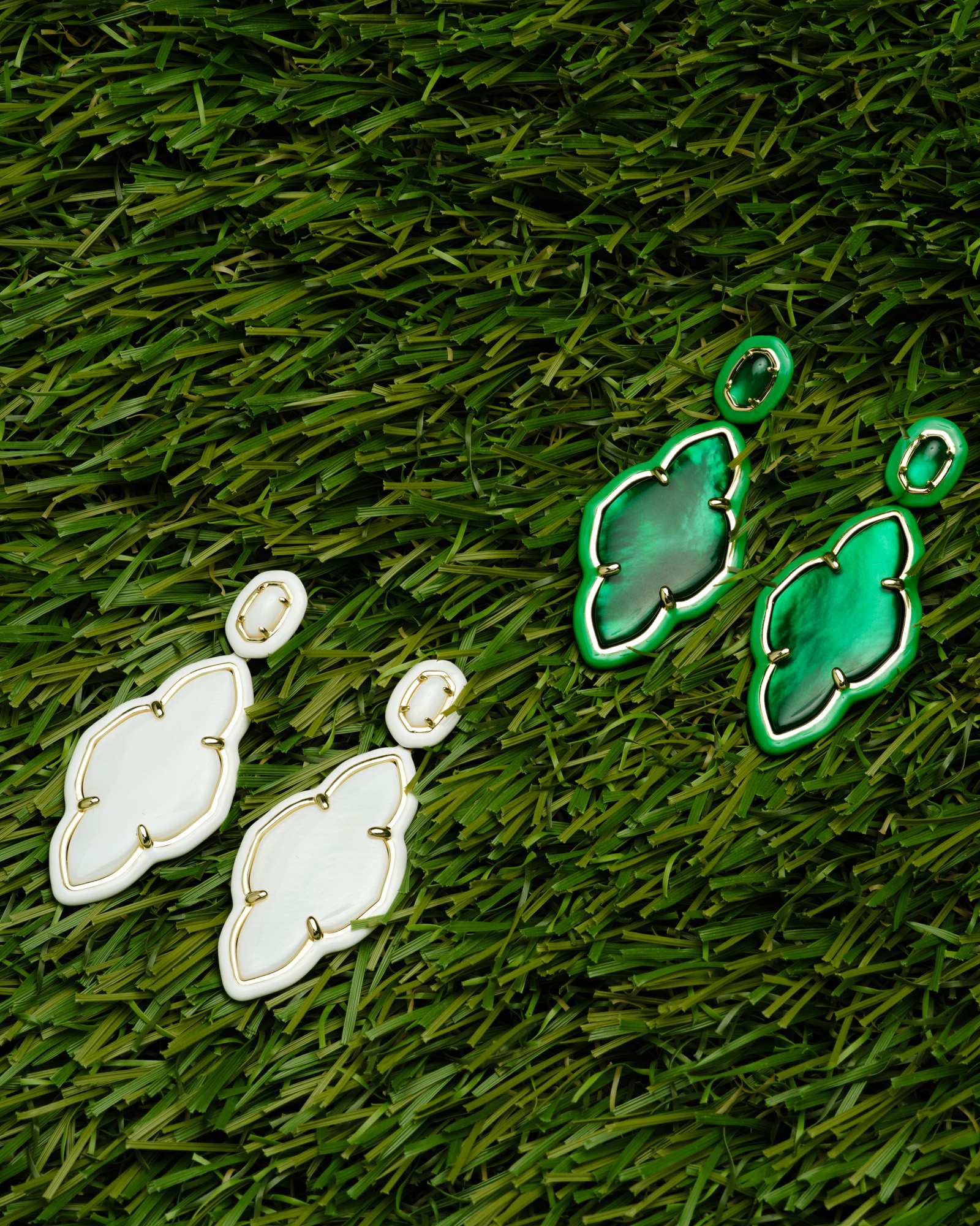 Kendra-Scott-Abbie-Enamel-Frame-Statement-Earrings-White-Emerald-Illusion-01