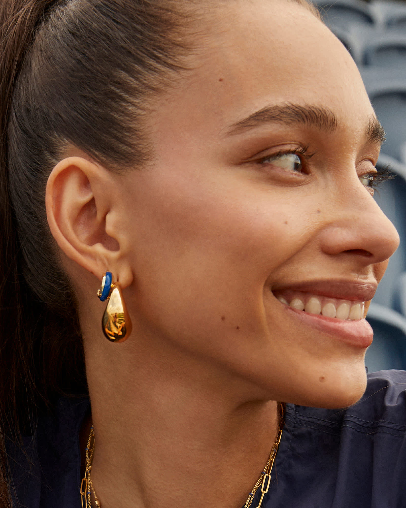 Kendra-Scott-Ainsley-Huggie-Earrings-Navy-Enamel-Gold-01