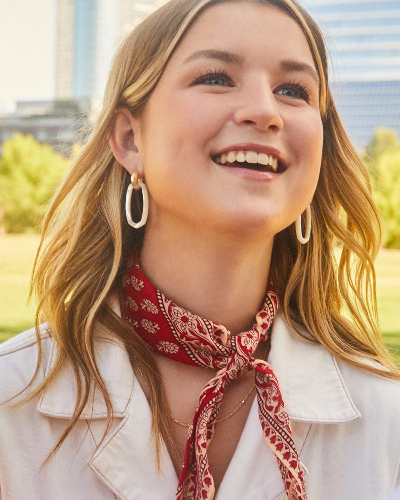 Kendra-Scott-Danielle-Link-Earrings-Ivory-MOP-Gold-00